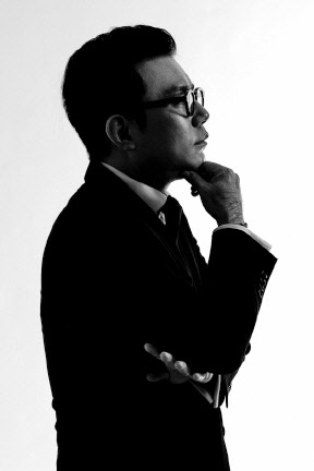 장석진  가천대 음대·한국예술종합학교 음악원·길드홀 음악연극학교·런던음악과미디어대학·서리대학에서 작곡과 영화음악을 수학했다. 국악관현악 '어느 날''목멱산', 일렉트로닉스 협주곡 '천지회귀단일점' 등을 발표했고, 다수의 영화 음악과 게임 '배틀그라운드'의 O S T를 작곡했다. 2018년 창작가곡 '별 헤는 밤' '산유화'를 수록한 앨범을 발매했다.